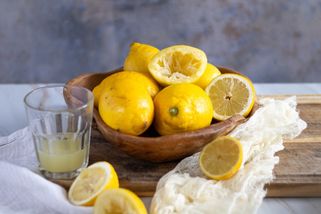 Celý život mačkáte citron špatně! Zkuste tyto 4 zaručené triky a získejte 2x víc šťávy bez námahy | Apetit